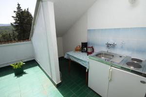 Apartments by the sea Vrboska (Hvar) - 8748