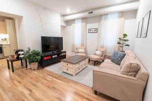 Spacious 1 bed 1 bath Downtown OTR condo minutes walk to the Reds Bengals stadium & more!