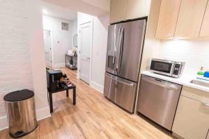 Spacious 1 bed 1 bath Downtown OTR condo minutes walk to the Reds Bengals stadium & more!