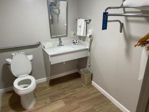 King Room - Mobility Access/Non-Smoking room in Days Inn by Wyndham Valdosta/Near Valdosta Mall