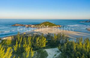 Casa amarela Sul na avenida da Praia da Ferrugem