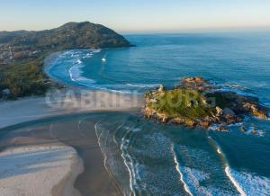 Casa amarela Sul na avenida da Praia da Ferrugem