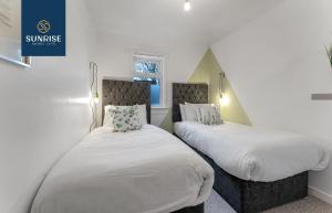LAW 3 - INVOICE and REDUCED PRICE only via SUNRISE SHORT LETS DUNDEE, has 3 rooms, 5 Beds, 1 Bathroom, Free Parking, WiFi, Contractors, Tourists, Relocation, Business, Travellers, Central - and ONLY 5 Mins to STANNERGATE Ports