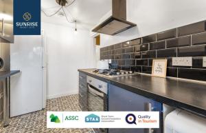 LAW 3 - INVOICE and REDUCED PRICE only via SUNRISE SHORT LETS DUNDEE, has 3 rooms, 5 Beds, 1 Bathroom, Free Parking, WiFi, Contractors, Tourists, Relocation, Business, Travellers, Central - and ONLY 5 Mins to STANNERGATE Ports