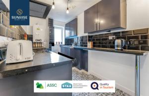 LAW 3 - INVOICE and REDUCED PRICE only via SUNRISE SHORT LETS DUNDEE, has 3 rooms, 5 Beds, 1 Bathroom, Free Parking, WiFi, Contractors, Tourists, Relocation, Business, Travellers, Central - and ONLY 5 Mins to STANNERGATE Ports