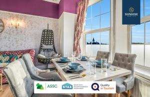 PRESIDENTIAL APT - INVOICE and REDUCED PRICE only via SUNRISE SHORT LETS DUNDEE, Family Home, Luxury Bedrooms, 2 Rooms, 1 King Bed, 2 Single Beds, Free WiFi, Free Parking, Tourists, Business Travelers, Relocation, Beautiful River Views, - Long Stays