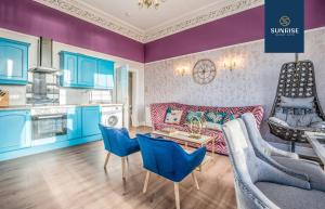 PRESIDENTIAL APT - INVOICE and REDUCED PRICE only via SUNRISE SHORT LETS DUNDEE, Family Home, Luxury Bedrooms, 2 Rooms, 1 King Bed, 2 Single Beds, Free WiFi, Free Parking, Tourists, Business Travelers, Relocation, Beautiful River Views, - Long Stays