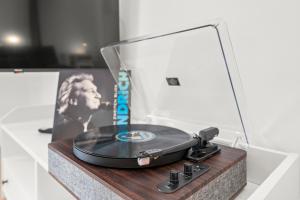 VibeStudio 403 - Central - AC - Licensed - Parking Nearby