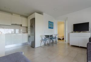 Holiday apartment with direct sea promenade access
