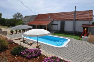 Villa Ela, holiday home with heated pool