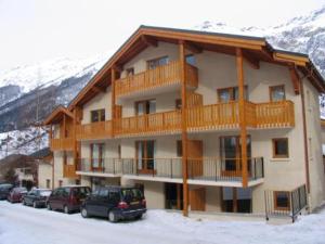 Appartement 6 pers, centre village, proche pistes, 52m², balcon, WIFI, casier à skis, draps inclus - FR-1-508-12