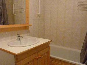 Appartements Appartement pour 6 au centre de Lanslevillard, proche des pistes avec balcon et WIFI - FR-1-508-15 : photos des chambres