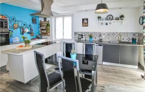 Maisons de vacances Awesome home in Orange with Outdoor swimming pool, 1 Bedrooms and WiFi : photos des chambres
