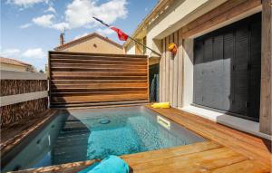 Maisons de vacances Awesome home in Orange with Outdoor swimming pool, 1 Bedrooms and WiFi : photos des chambres