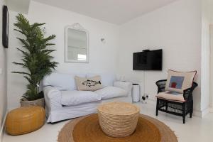 Santorini Perissa 16 - Family Only