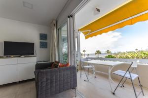 Holiday apartment with direct sea promenade access