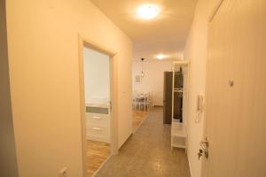 WHITE FIELDS-Central 2-bdrm apartment with parking