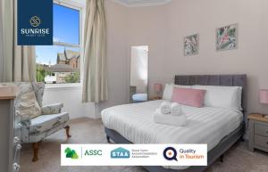 DUPLEX - INVOICE and REDUCED PRICE only via SUNRISE SHORT LETS DUNDEE, 5 Bed Rooms, Amazing Views, Fully Equipped, Free Parking, WiFi, FAVOURITE for Groups & Businesses, Food, Bars, Shops, Library, River Views, and ONLY 5 Mins to STANNERGATE Ports