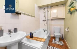 DUPLEX - 5 Bed Rooms, Amazing Views, Fully Equipped, Free Parking, WiFi, FAVOURITE for Groups & Businesses, Food, Bars, Shops, Library, River Views, by SUNRISE SHORT LETS DUNDEE