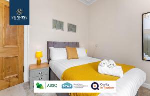 DUPLEX - INVOICE and REDUCED PRICE only via SUNRISE SHORT LETS DUNDEE, 5 Bed Rooms, Amazing Views, Fully Equipped, Free Parking, WiFi, FAVOURITE for Groups & Businesses, Food, Bars, Shops, Library, River Views, and ONLY 5 Mins to STANNERGATE Ports