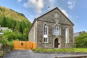 Finest Retreats - Luxury Converted Chapel with Hot Tub & Games Room - Mallwyd