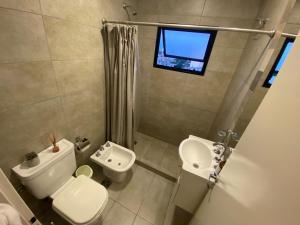 Departamento con gran balcón a la calle y parrilla