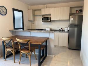 Departamento con gran balcón a la calle y parrilla