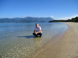 Chalézinho na montanha com vista para o mar