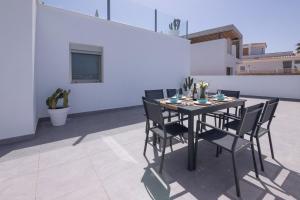 Beachfront FamilyApartment 6 Seaview by HolidaysHome