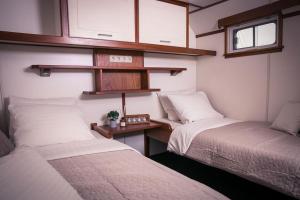 Unique Hotelboat botel Lena Maria