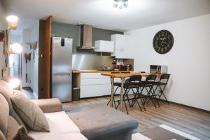 Appartements GEST-LOC LOCATION MEUBLEE T3 Le DromArdechois - TOURNON SUR RHONE - ARDECHE : photos des chambres