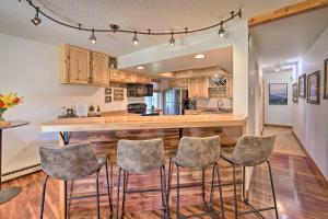 Cozy and Chic Mountain Condo with Community Perks