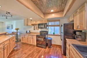 Cozy and Chic Mountain Condo with Community Perks