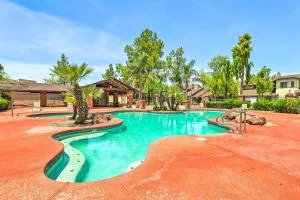 Near Parks and Golf Gilbert Townhome with Pool Access - Sunview