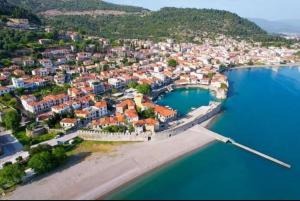 Naupactus unique harbor apartment in a stone house!