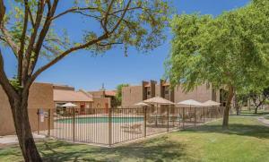 ARIZONA SOUTHWEST DECOR - BETWEEN PHOENIX AND OLD TOWN SCOTTSDALE AT SPENGLER CONDOS condo