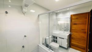 Confortável casa em Arembepe,100 metros da Praia com Churrasqueira Piscina e Wi-fi