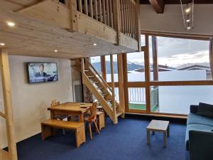 Appartement rénové avec balcon au centre dArc 1800, ski aux pieds - FR-1-346-492