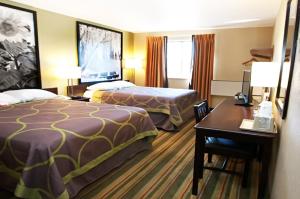 Queen Room with Two Queen Beds - Smoking room in Super 8 by Wyndham Topeka/Wanamaker RD/I-70