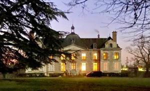 Superb Chateausuites with pool at the Loire horseboxes for 20 guests