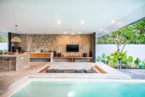 Modern Edgy Sophisticated Base, close to- 2BR Villa