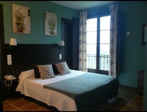 La Rectoral de Valdedios.Casa rural con chimenea