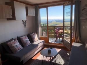 Lama-Gîte-des-Puys T3 Lamadalet, vue sud, terrasse, parking privé