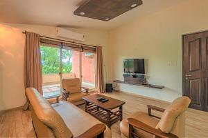 SaffronStays Ananya - 4BR villa with pool, minibar & game room near river Ullas in Karjat