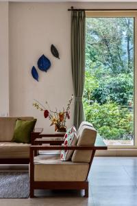 SaffronStays Ananya - 4BR villa with pool, minibar & game room near river Ullas in Karjat