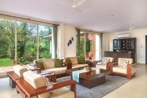 SaffronStays Ananya - 4BR villa with pool, minibar & game room near river Ullas in Karjat