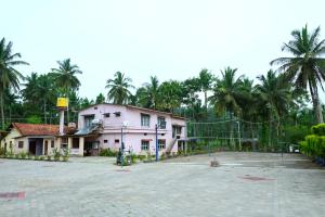 GiriDarshini Homestay - Pool, Falls, 3BH & Estate