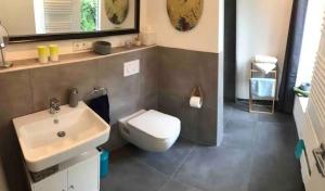 Im Bademantel an den Strand - mit Terrasse