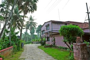 GiriDarshini Homestay - Pool, Falls, 3BH & Estate