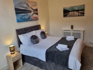 Entire holiday home with FREE parking & fast WIFI